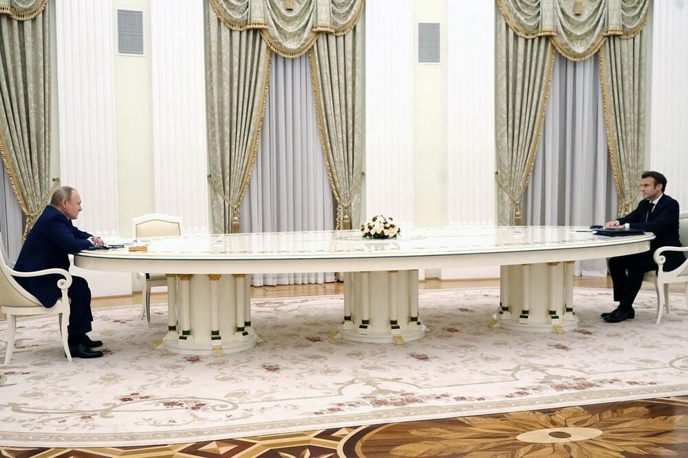 IGRA MOĆI ILI PARANOJA Kakva tajna se krije iza Putinovog belog masivnog stola? FOTO