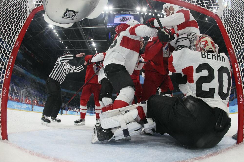 RUSVAJ NA LEDU! Meč hokejaša Rusije i Švajcarske obeležili GRUBI POTEZI: Golmana uterali u gol! (FOTO)