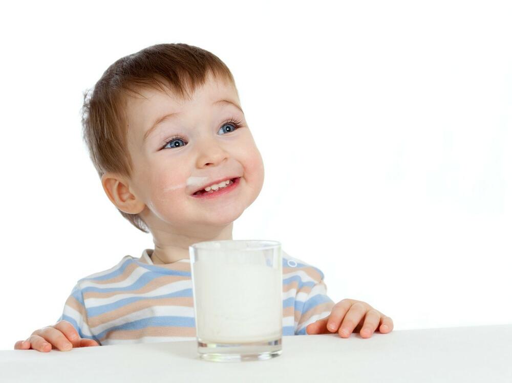 dete, jogurt, dete pije jogurt