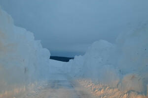 PRIZOR KAO SA ARKTIKA: 3 metra snega na Goliji, put ka Novom Pazaru i dalje neprohodan (FOTO)