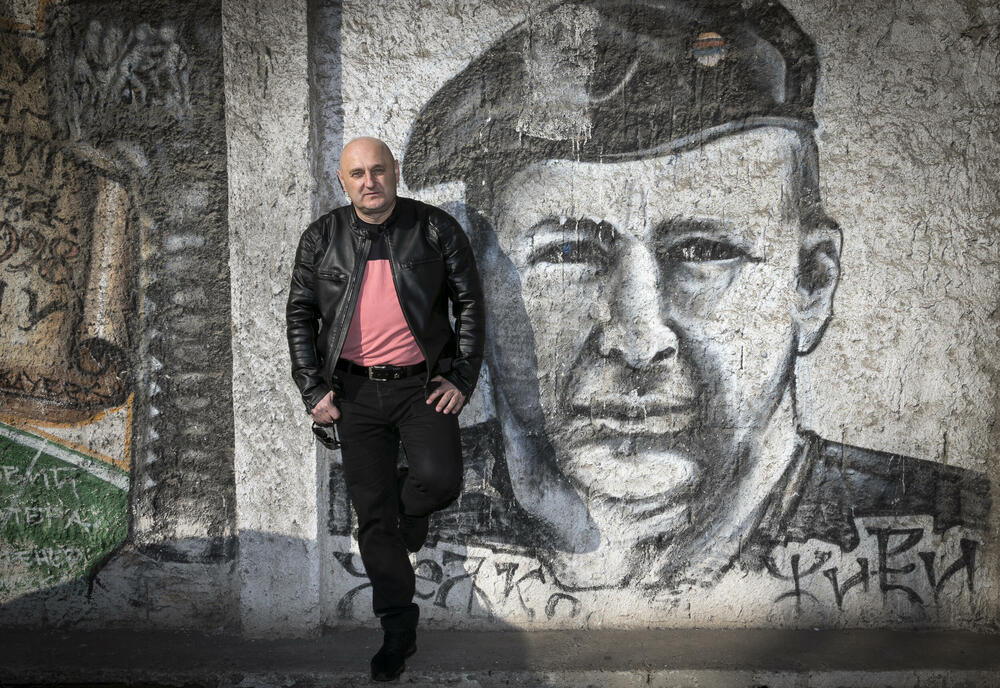 Legendarni Babeu pored grafita Arkanu na stadionu Obilića