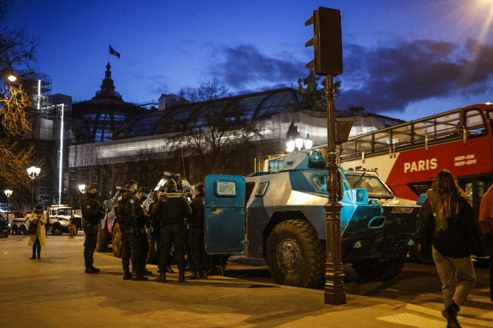 BURAN DAN SVIĆE U PARIZU: Konvoji iz cele zemlje stižu u grad, dočekuju ih rampe, OKLOPNA vozila i hiljade policajaca! (VIDEO)