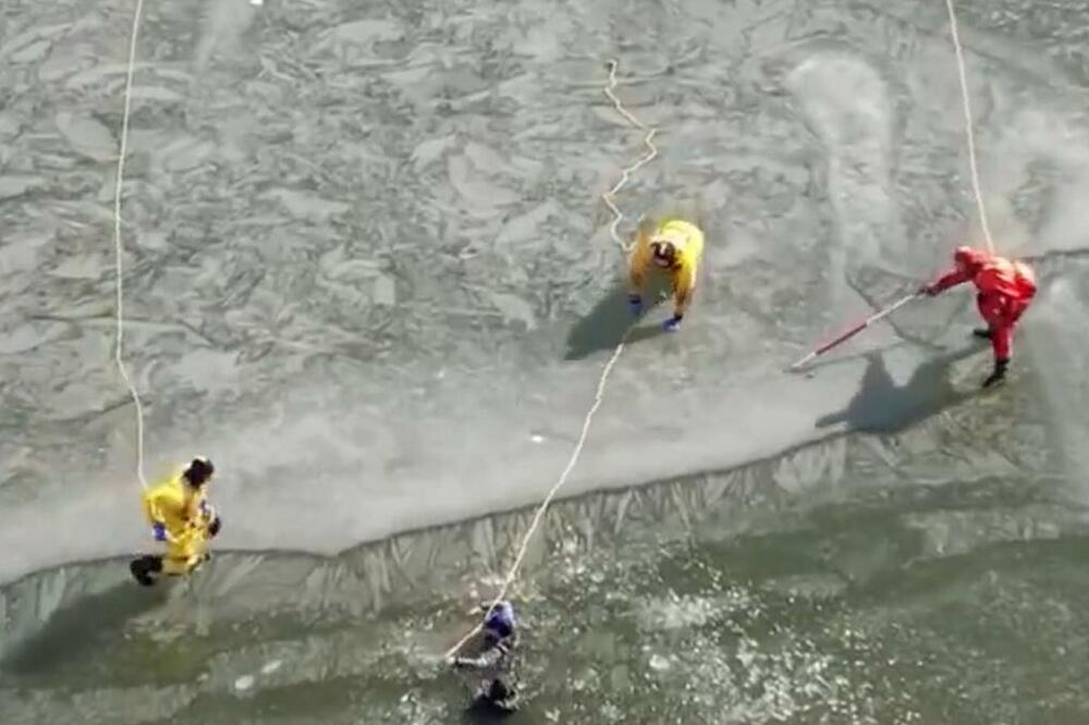 TO SE ZOVE SREĆA U NESREĆI: Tinejdžeri upali u zaleđeno jezero gde su vatrogasci održavali vežbe VIDEO