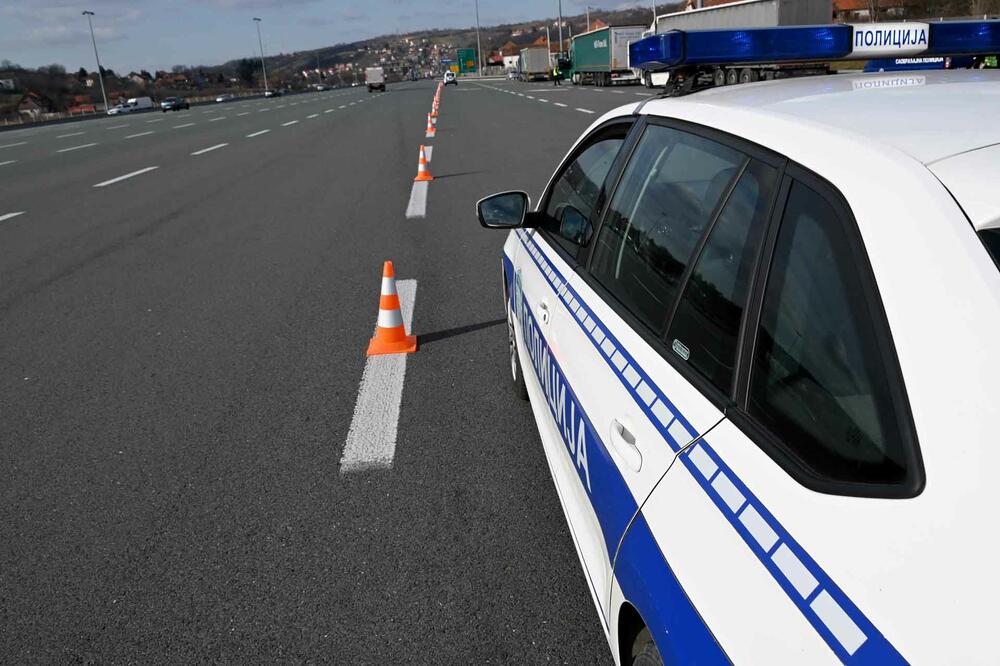 PIJAN SE ZAKUCAO U POLICIJSKI AUTO! Sa 2,50 promila alkohola povredio dvojicu policajaca u Mladenovcu