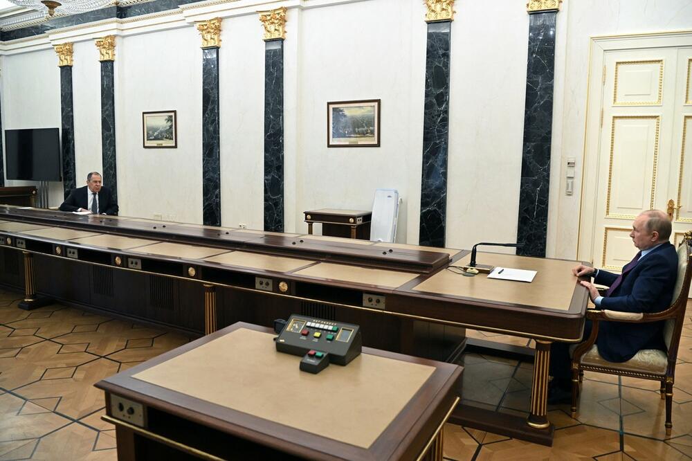 NIJE U PITANJU SAMO MAKRON: Svi komentarišu dužinu stola na sastanku Putina i Lavrova FOTO
