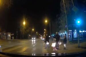 UŽASNA SCENA U NOVOM SADU: Žene prevode decu preko ulice na CRVENO SVETLO i još viču na vozače (VIDEO)