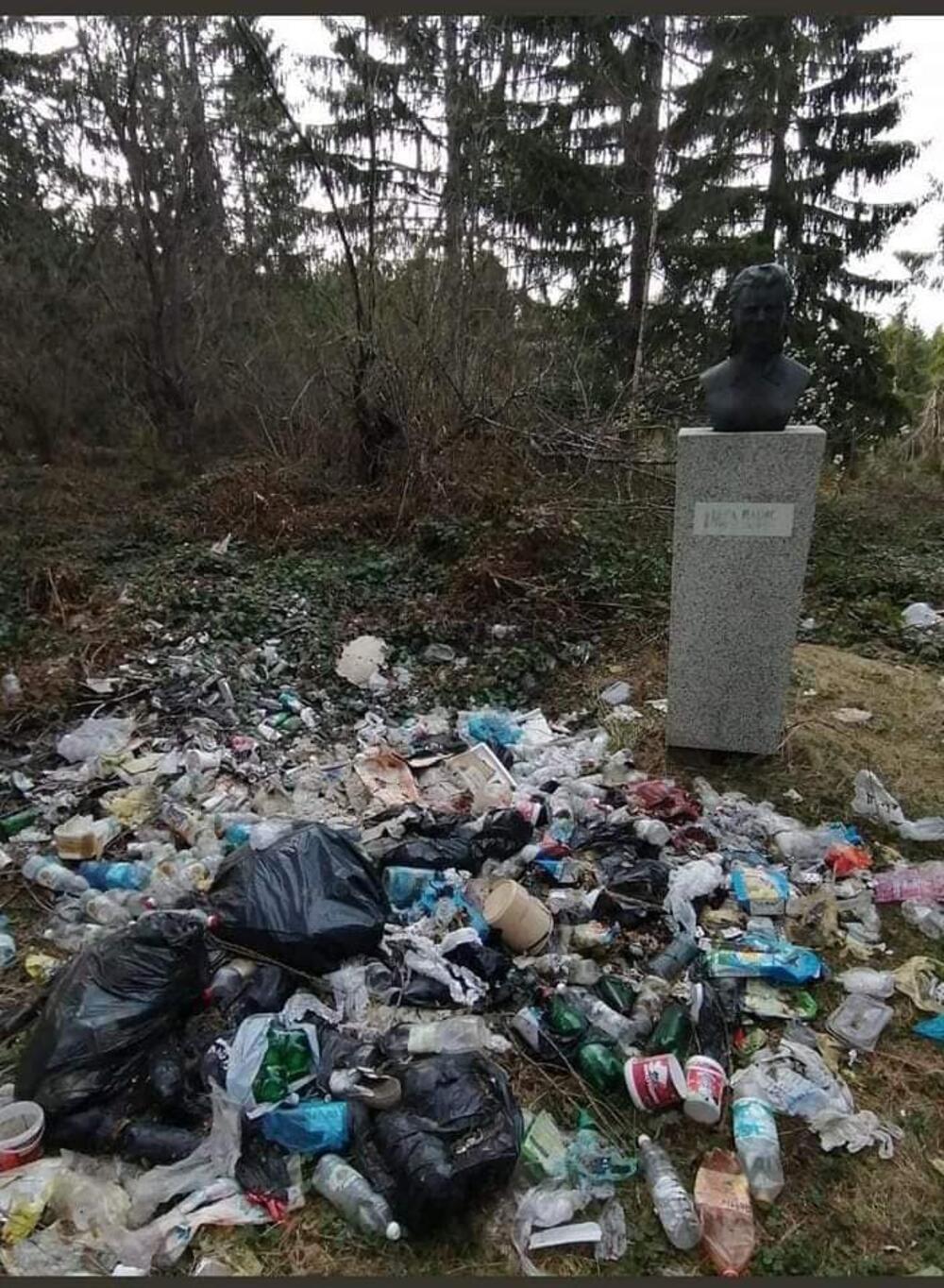 Spomenik zatrpan smećem na Jabuci kod Prijepolja