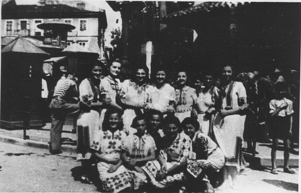 Lepa Radić (prva sleva u donjem redu) sa drugaricama 1940. godine