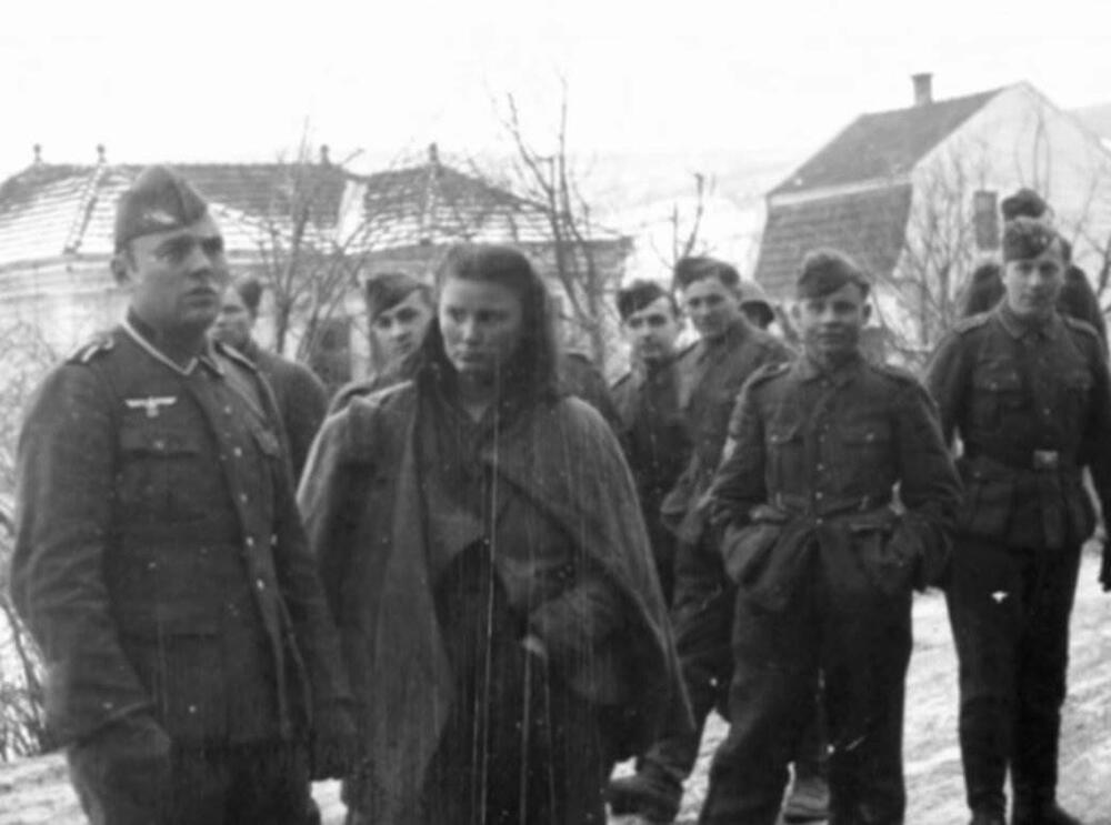 Lepa Radić okružena nemačkim vojnicima