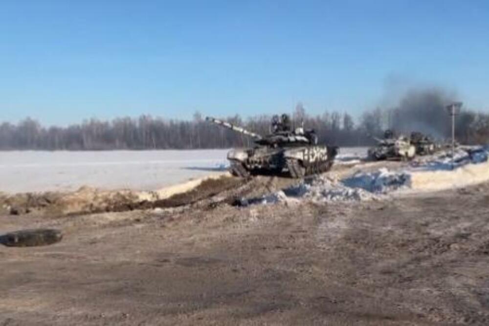 TENKOVI SE UKRCAVAJU NA VOZOVE Ovako izgleda povlačenje ruske vojske sa ukrajinske granice VIDEO