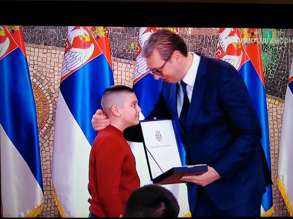 Unuk Ilija prima nagradu od predsednika Aleksandra Vučića