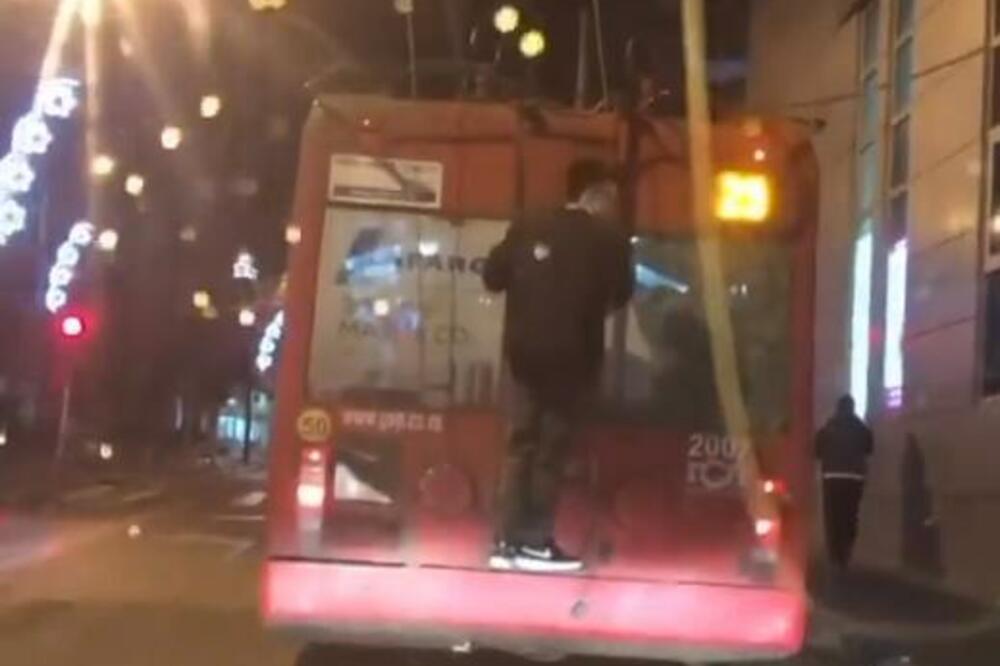 OPASNA DEČJA IGRA: Pogledajte kako se dečak vozio ulicama Beograda zakačen za trolu (VIDEO)