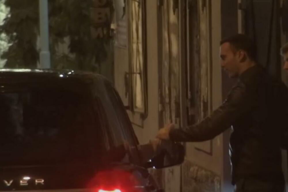 KAMERE SU IH PRATILE U SVAKU STOPU: Snimili su Anastasiju i Đorđa kako se PECKAJU nasred ulice! (VIDEO)