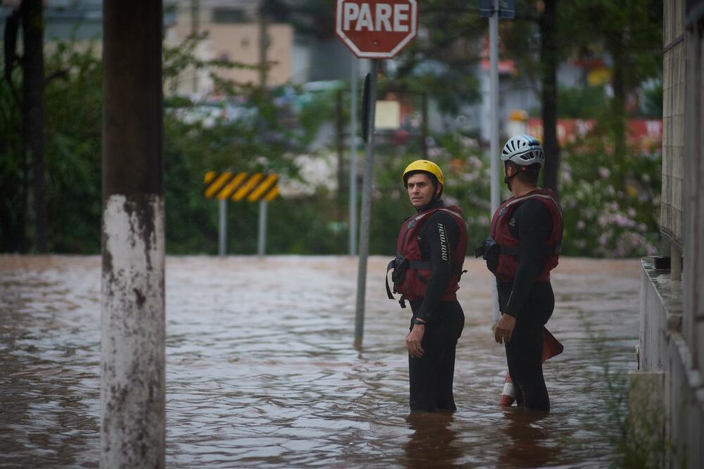U KLIZIŠTIMA I POPLAVAMA U BRAZILU NASTRADALO NAJMANJE 30 OSOBA: Više stotina ljudi evakuisano, proglašeno vanredno stanje