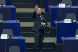 NACISTIČKI POZDRAV USRED EVROPSKE UNIJE: Ovako je bugarski poslanik pozdravio potpredsednicu Evropskog parlamenta VIDEO