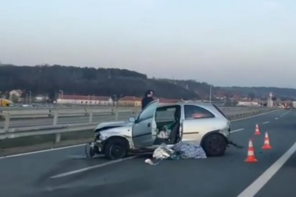 ŽESTOK UDES NA AUTO-PUTU KOD ALEKSINCA "Opel Korsa" smrskana u smeru ka Nišu, saobraćaj se odvija otežano (VIDEO)