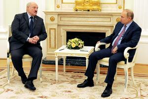 ČAK MU JE I STOLICA MALENA Putin u Moskvi dočekao Lukašenka, svi se pitaju gde je onaj OGROMAN sto FOTO