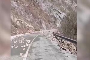DRAMATIČNE SCENE IZ CRNE GORE Ogromne kamenice padale na sve strane po putu Mojkovac-Žabljak-Pljevlja VIDEO