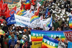 PROTESTI U MINHENU Dole NATO, sloboda Tigraju! Demonstranti dočekali svetske lidere transparentima i zastavama SSSR, LGBT, Kine...