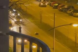 ČOVEČE, ŠTA TO RADIŠ, PA GDE ĆEŠ POD KOLA?! Muškarac u crnom stoji usred noći nasred novosadskog bulevara i prkosi vozačima VIDEO