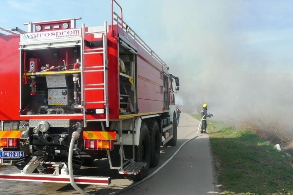 JEZIVA SAOBRAĆAJKA NA IBARSKOJ: Prevrnuo se kamion, vatrogasci seku kabinu da izvuku vozača