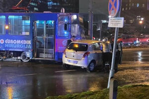 UDES NA NOVOM BEOGRADU: U sudaru tramvaja i automobila povređene dve osobe (FOTO)