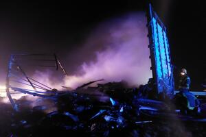 DRAMATIČNE SCENE NA AUTO-PUTU Izgorela prikolica kod Novih Banovaca, samo pukom srećom niko nije stradao (FOTO)