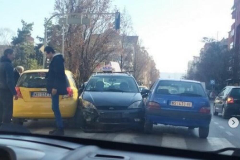 ZALEPILI SE KO SARDINE: Neobična saobraćajna nesreća u Novom Sadu