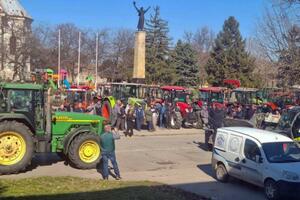 BLOKIRAN ULAZ U OPŠTINU VOZILU Narodne kuhinje na protestu male grupe poljoprivrednika