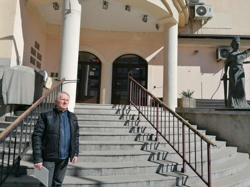 Savoljub Sretković ispred suda u Prokuplju gde namerava da otpočne štrajk glađu