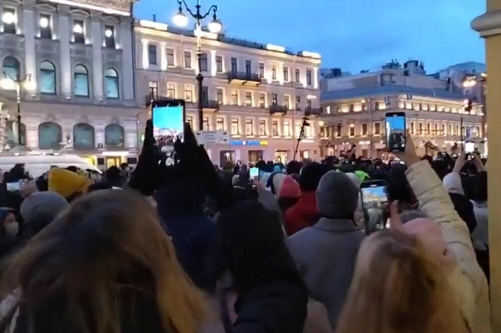 RUSI PROTESTVUJU PROTIV RATA U UKRAJINI: Okupljanja u mnogim mestima, evo kako je bilo u Sankt Peterburgu! VIDEO
