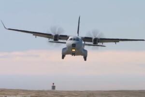 LETELI 14 SATI SA RUPOM NA AVIONU: Putnici čuli prasak iznad okeana FOTO