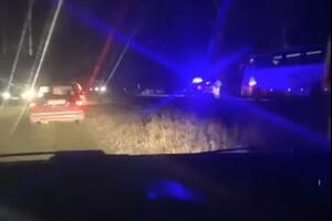 TEŠKA SAOBRAĆAJKA KOD VOJNOG AERODROMA BATAJNICA: Ima povređenih, jedan automobil potpuno smrskan (VIDEO)