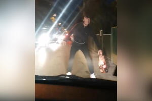 ŠTA SE DEŠAVA SA LJUDIMA U BEOGRADU?! Mladić iz čista mira nasrnuo na devojke u automobilu, lupao po haubi i urlao (VIDEO)