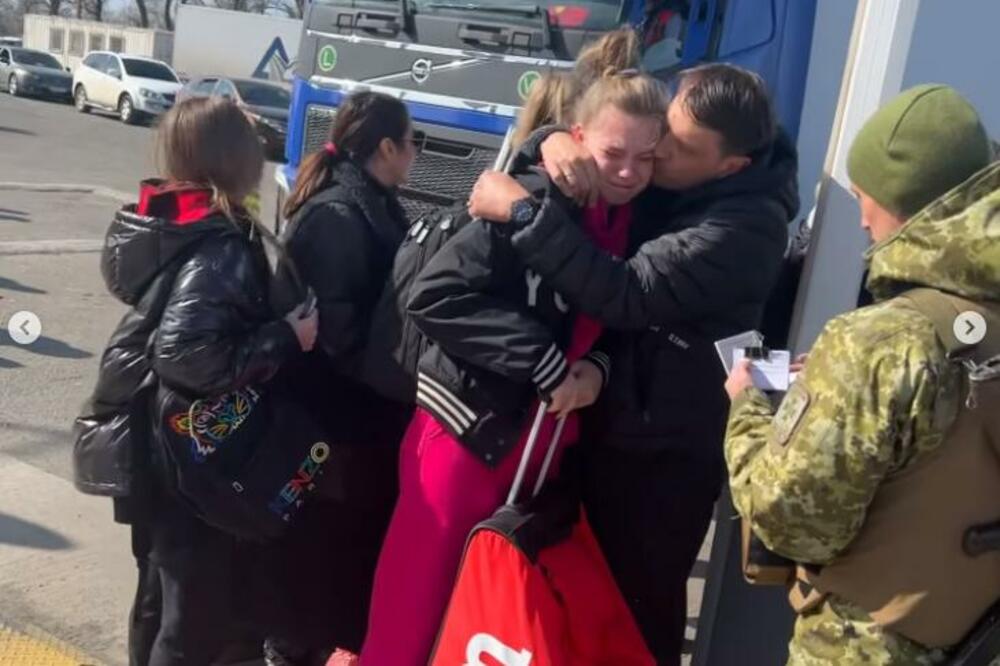 MAMA, TATA, VOLIMO VAS NAJVIŠE! Potresne scene iz OKUPIRANOG GRADA: Ukrajinska teniserka u suzama ostavila roditelje u Odesi VIDEO
