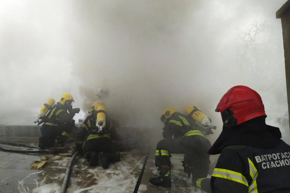 POŽAR U ZRENJANINU: Vatra guta krov objekta