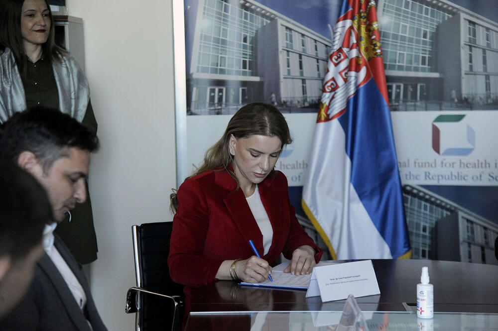Direktorka RFZO potpisala ugovore