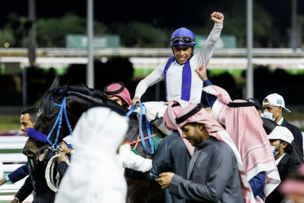 ŠOKANTNO! LUDNICA U SAUDIJSKOJ ARABIJI: Lokalni konj sa kvotom 81 dobio najskuplju trku na svetu od 20 miliona dolara! VIDEO