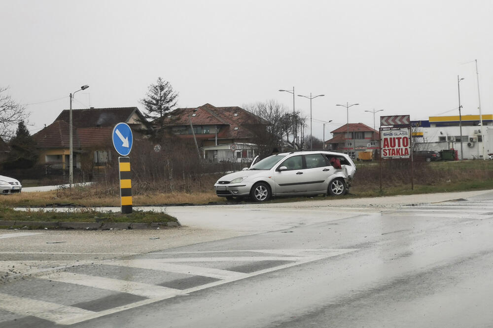 SUDAR NA IBARSKOJ U PRELJINI: Automobil pokušao da skrene na lokalni put, drugi ga udario otpozadi (FOTO)