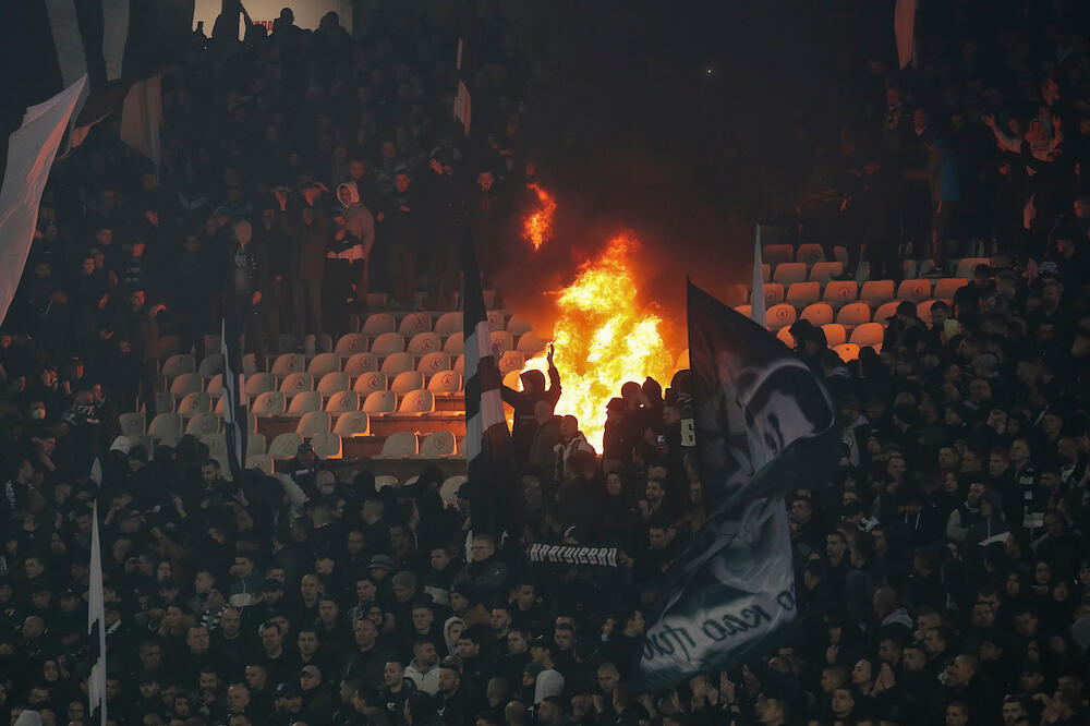 GROBARI ZAPALILI JUŽNU TRIBINU: Ogroman plamen, navijači Partizana uništili stolice! VIDEO