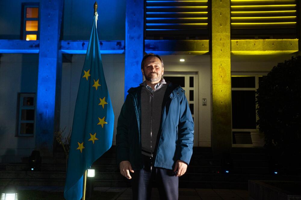 Rezidencija ambasadora EU, Ukrajina, Ukrajinska Zastava