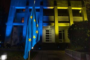 REZIDENCIJA AMBASADORA EU U SRBIJI OSVETLJENJA BOJAMA ZASTAVE UKRAJINE: Izražena podrška ukrajinskom narodu