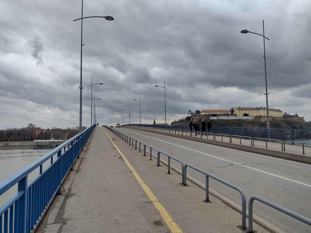 Most Duga u Novom Sadu 