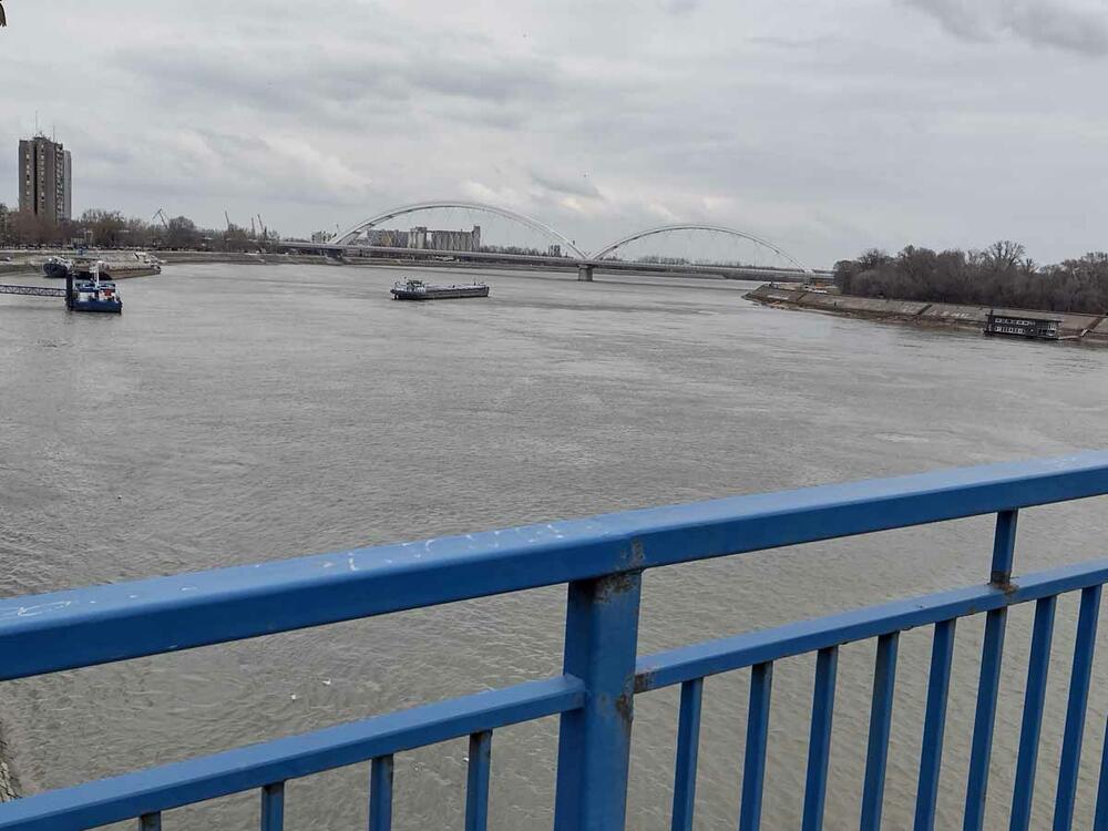 OVO SU LICA HEROJA: Radnici &quot;Gradske čistoće&quot; videli da se neko sprema da skoči sa mosta u Novom Sadu pa odmah reagovali (FOTO)