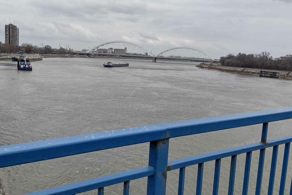 DRAMA U NOVOM SADU! Muškarac šetao sa drugom, popeo se na ogradu mosta i pao u Dunav: U toku potraga