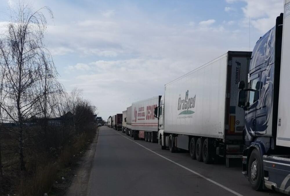 Kolona kamiona na granici između Ukrajine i Rumunije