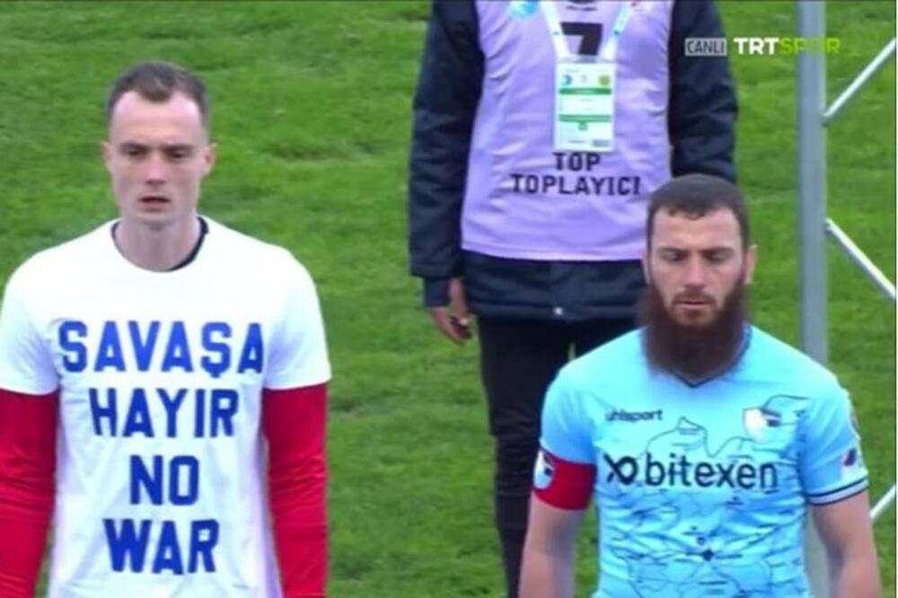 IZAZVAO ŽESTOK GNEV: Turski fudbaler ODBIO da obuče majicu sa natpisom "ZAUSTAVITE RAT"! Evo kako je to objasnio!