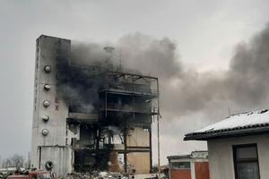 PRVI SNIMCI! UGAŠEN VELIKI POŽAR U ČAČKU: Gorela upravna zgrada preduzeća Lateks, kuljao gust crn dim! (VIDEO)