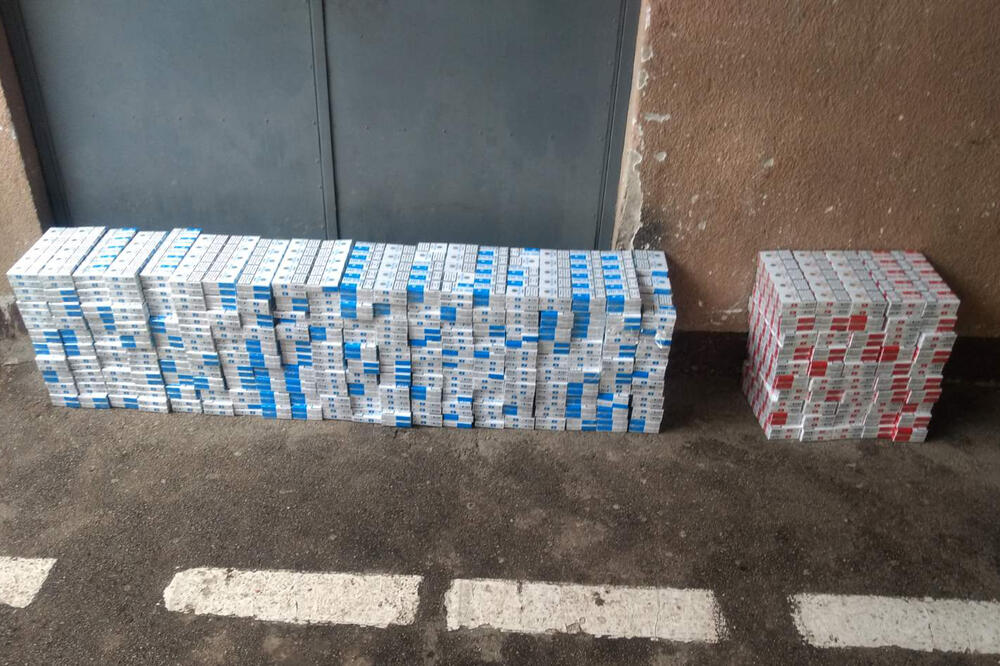 PAO ŠVERCER (33) IZ KOSOVSKE MITROVICE: Policija zaplenila 2.500 paklica cigareta
