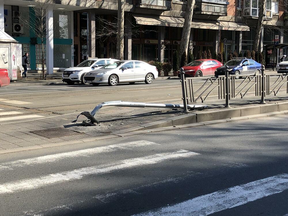 Oboren semafor na mestu nesreće